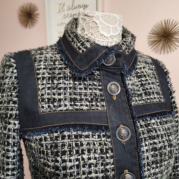 Elegant Tweed Blazer with Dark Accents - Picture 5 of 13